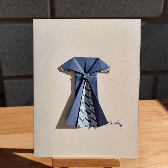 Sophistiquée always - Carte de vêtements en Origami par Rhodie Lamour pour amateurs d’art